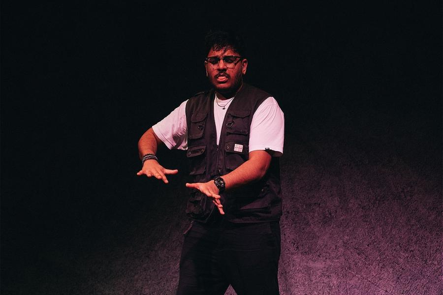 Nadeem performing in Visual Vernacular.